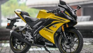 नए साल पर ज्यादा पैसे खर्च करने की जरूरत नहीं, सिर्फ ₹21,000 देकर घर लाएं Yamaha R15 स्पोर्ट बाइक