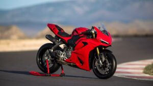 Ducati Panigale V2: स्टाइल और दमदार परफॉर्मेंस का जबरदस्त कॉम्बिनेशन अब सिर्फ 19-21 लाख में