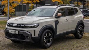 Renault Duster 2025: पुराना साथी लौटा है नए जोश और नई तकनीक के साथ