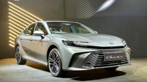 Toyota Camry 2025: एक लक्ज़री हाइब्रिड सेडान जो शानदार फीचर्स और लग्ज़री के साथ, कीमत ₹48.50 लाख
